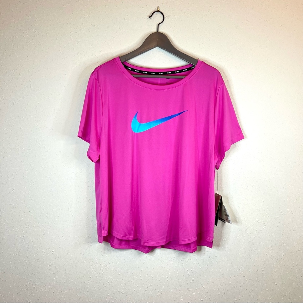 Nike Dri-Fit Women’s Plus Size Short Sleeve Fuchsia Tee Size 1X NWT